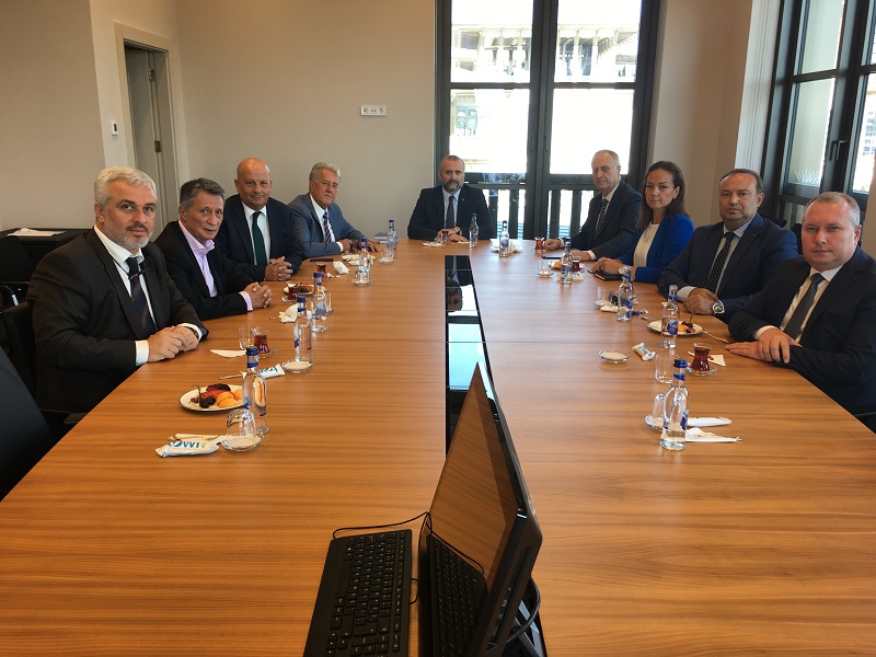 RUYİAD Yönetim Kurulu, Cumhurbaşkanlığı Balkanlardan Sorumlu Danışmanı Sayın Sabri Demir’i makamında ziyaret etti.